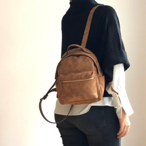 Rucksack mit Reißverschluss in Braun – Veganer Rucksack – wasserabweisend – veganes Leder – rustikales Leder – Distressed-Leder – Boho-Tasche