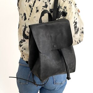 Sac à dos noir avec cordon de serrage - Sac à dos en cuir végétalien - Sac à dos pour couches - Résistant à l'eau - Cuir vieilli - Sac à dos noir