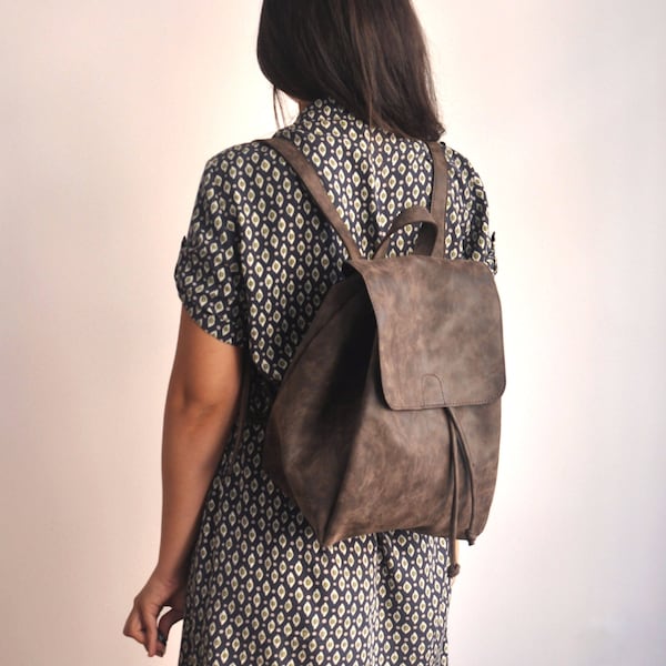 Sac à dos en faux cuir marron foncé - Sac à dos végétalien - Résistant à l’eau - Cuir végétalien - Cuir rustique - Cuir en détresse - Sac Boho - Cadeaux