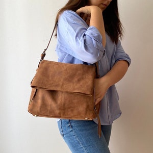 Vegan Hobo Bag in Brown Hobo Shoulder Bag Slouchy Bag Women Purse Zippered pockets Flap Bag Everyday zdjęcie 1