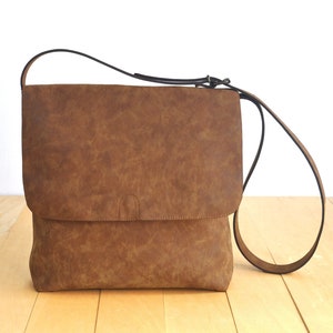 Sac à bandoulière marron en cuir végétalien - Sac pour ordinateur portable 13" - Résistant à l'eau - Cuir végétalien - Fermeture éclair - Cuir vieilli - Sac bohème