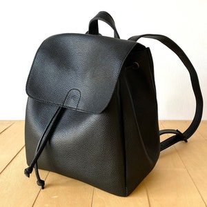 Minimalistischer Rucksack in Schwarz - Veganer Rucksack - Wasserabweisend - Veganes Leder - Natural Grain Finish - Alltagsrucksack für Frauen