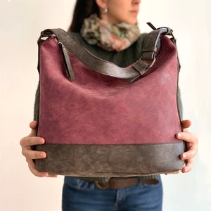 Vegan Leder Hobo Tasche Burgund und dunkelbraun zwei Ton Handtasche Vegan Geldbörse wasserdicht Vegan Umhängetasche rustikale Leder Bild 1