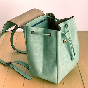 Mint grün Rucksack Vegan Rucksack wasserdicht Vegan Leder rustikale Leder Distressed Leder Sommertasche Aqua Bild 7