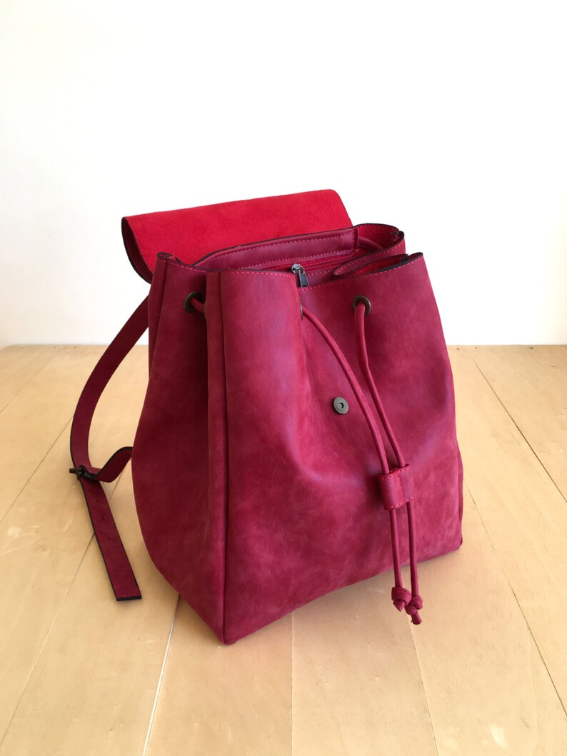 Faux sac à dos rouge en cuir Sac à dos végétalien Résistant à l'eau Cuir végétalien Cuir rustique Cuir en détresse Sac Boho Idées cadeaux image 4