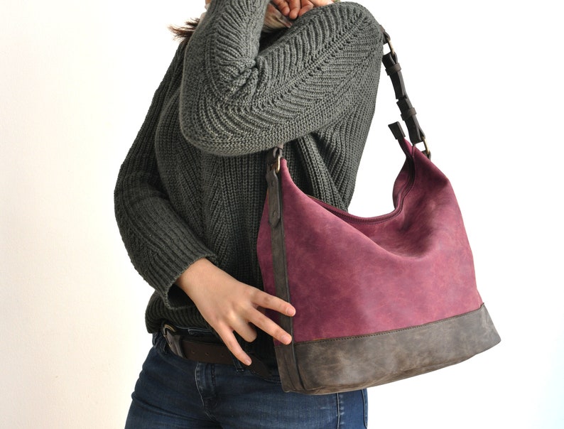 Vegan Leder Hobo Tasche Burgund und dunkelbraun zwei Ton Handtasche Vegan Geldbörse wasserdicht Vegan Umhängetasche rustikale Leder Bild 3