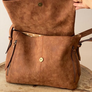 Vegan Hobo Bag in Brown Hobo Shoulder Bag Slouchy Bag Women Purse Zippered pockets Flap Bag Everyday zdjęcie 9