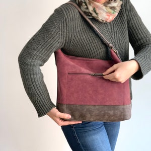 Vegan Leder Hobo Tasche Burgund und dunkelbraun zwei Ton Handtasche Vegan Geldbörse wasserdicht Vegan Umhängetasche rustikale Leder Bild 9