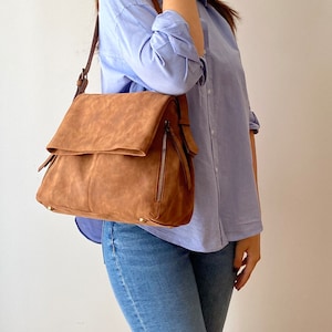 Vegan Hobo Bag in Brown Hobo Shoulder Bag Slouchy Bag Women Purse Zippered pockets Flap Bag Everyday zdjęcie 7