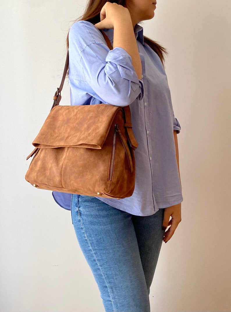 Vegan Hobo Bag in Brown Hobo Shoulder Bag Slouchy Bag Women Purse Zippered pockets Flap Bag Everyday zdjęcie 7
