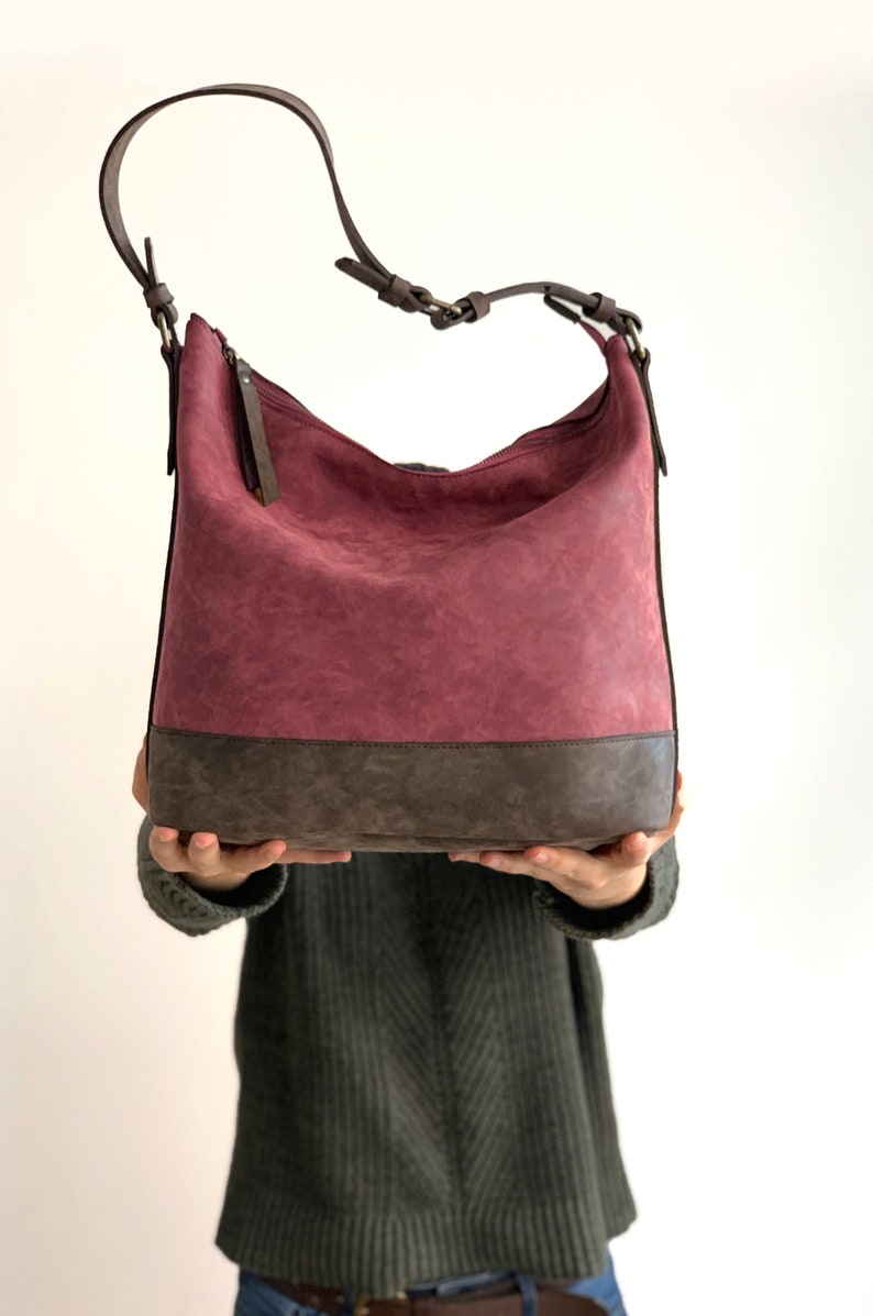 Vegan Leder Hobo Tasche Burgund und dunkelbraun zwei Ton Handtasche Vegan Geldbörse wasserdicht Vegan Umhängetasche rustikale Leder Bild 2