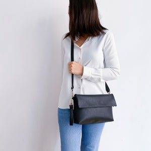 Bolso bandolera negro de piel sintética - Bolso plegable vegano - Bolso clutch de piel sintética - Correa desmontable - Bandolera plegable negra