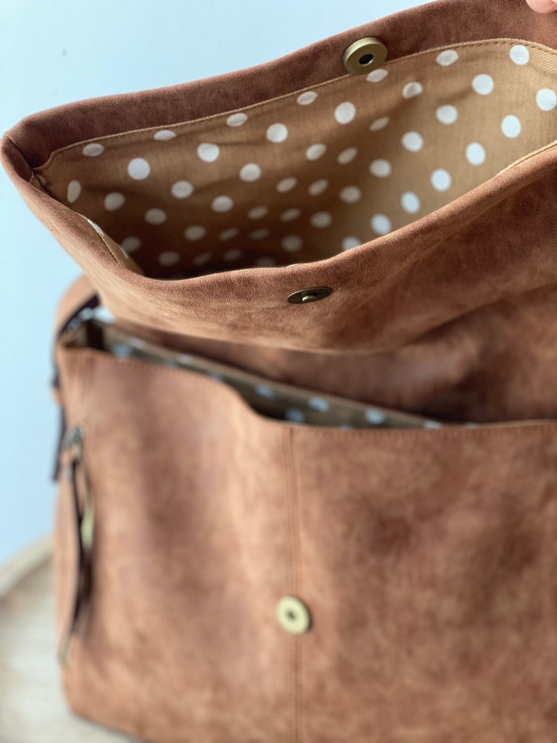 Vegan Hobo Bag in Brown Hobo Shoulder Bag Slouchy Bag Women Purse Zippered pockets Flap Bag Everyday zdjęcie 8