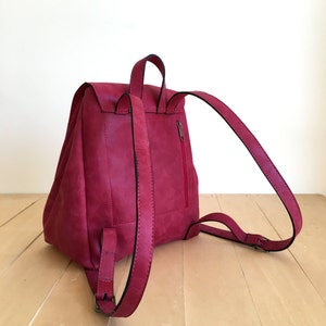 Faux sac à dos rouge en cuir Sac à dos végétalien Résistant à l'eau Cuir végétalien Cuir rustique Cuir en détresse Sac Boho Idées cadeaux image 3