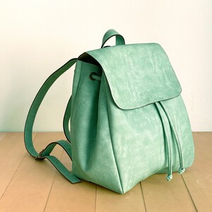 Mint grün Rucksack Vegan Rucksack wasserdicht Vegan Leder rustikale Leder Distressed Leder Sommertasche Aqua Bild 4