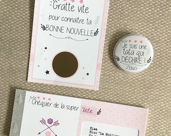 May include: A pink and white card with a scratch-off area and the text "Gratte vite pour connaitre ta BONNE NOUVELLE". A pink and white button with the text "Je suis une tata qui DECHIRE! Elsa". A pink and white checkbook with the text "Chéquier de la super Tata" and "Elsa Elue "La Meilleure tata du monde"".