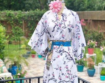 VINTAGE YUKATA KIMONO/Japanese cotton kimono/cotton kimono/white and navy kimono/cherry blossom print kimono/fab208nyc/fab208/kimono robe