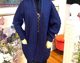 Cárdigan largo de punto azul con bolsillos, cierre de alfiler para falda escocesa, suéter de lana merino