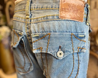 Jeans True Religion: 34'', solapa de bolsillo desgastada, corte bota