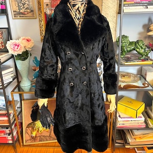 Vintage faux fur and textured velvet fitted coat: 60s mod glam style