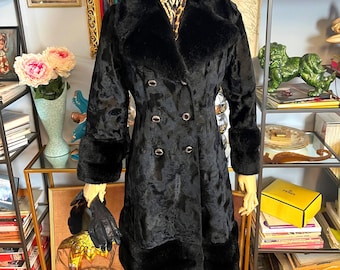 Dopasowany płaszcz ze sztucznego futra i teksturowanego aksamitu w stylu vintage: styl glamour z lat 60.