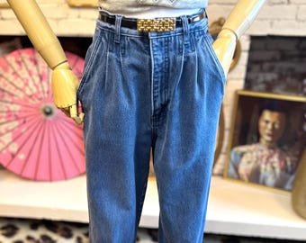 Jeans a vita alta con pieghe, modello anni '80 di Bill Blass.