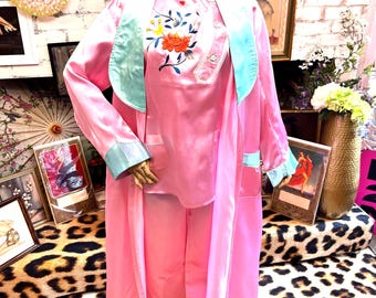 Japanse roze satijnen pyjamaset uit de jaren 50