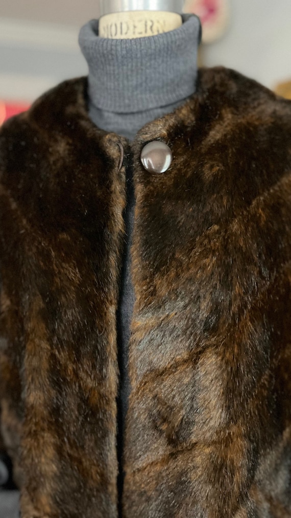 FAKE FUR CAPE/vintage Dennis Basso fake fur cape/… - image 2