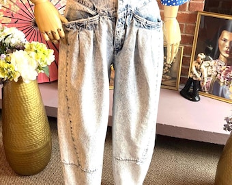 Calça jeans Nuovo Acid Wash dos anos 80: cintura alta, perna afunilada, fechamento com botão de pressão no tornozelo.
