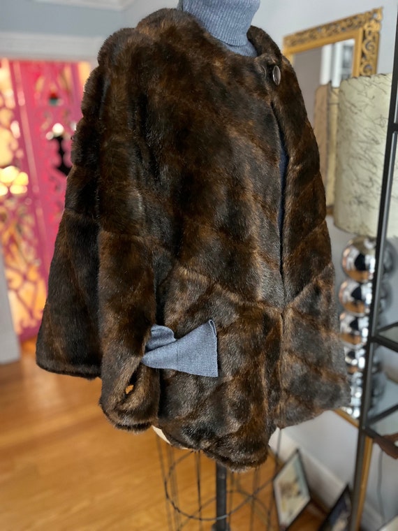 FAKE FUR CAPE/vintage Dennis Basso fake fur cape/… - image 4