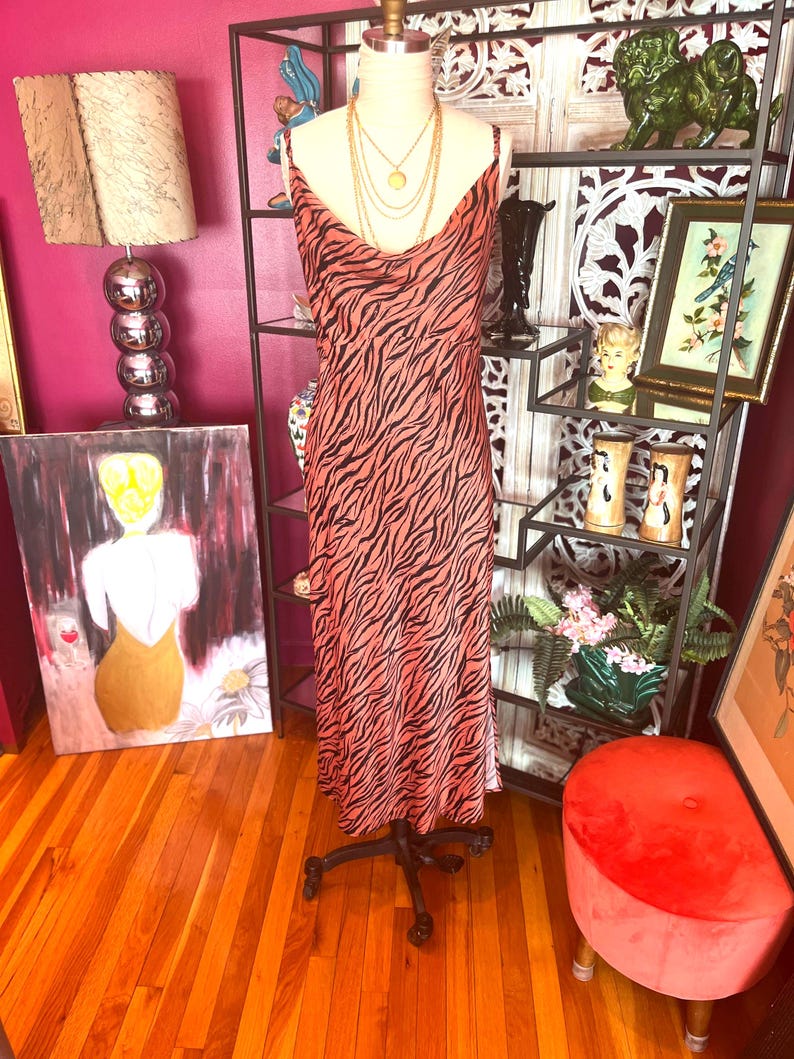 Vestido lencero con estampado de tigre: Anthropologie Talla L imagen 1