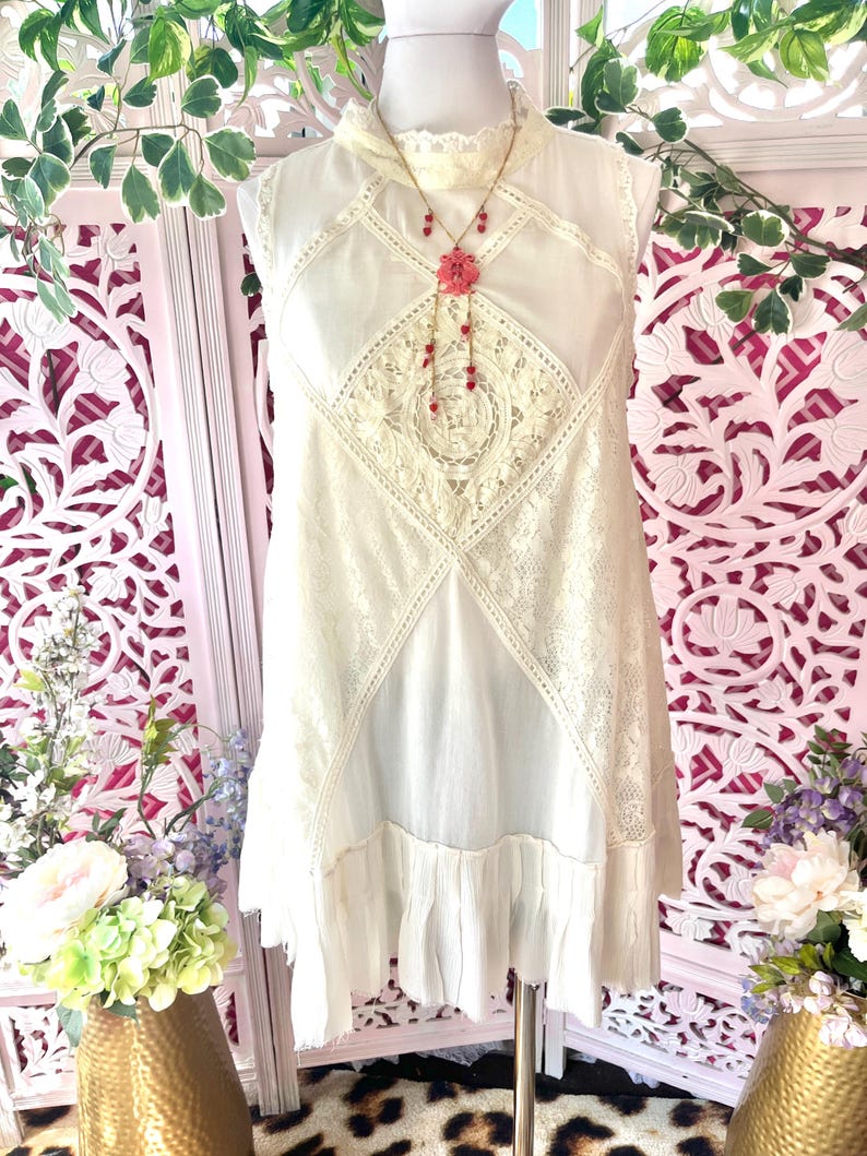 Op de afbeelding: Een set van drie keramische mokken met een gespikkelde, matte afwerking. Elke mok heeft een andere kleur: lichtblauw, cr&egrave;me en grijs. De mokken hebben een eenvoudig, modern ontwerp en een comfortabel handvat.