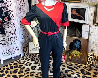 Mono rojo y negro estilo New Wave de los 80