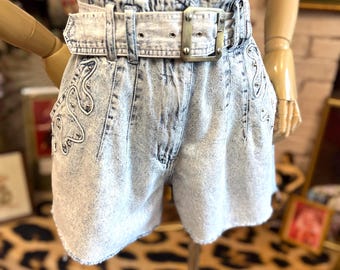 Pantalones cortos con cinturón estilo años 80 con efecto desteñido.