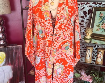 Kimono japonais : imprimé floral rose orange