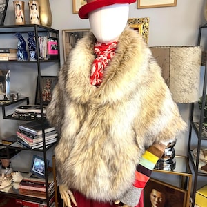 Caplet en fausse fourrure : cape courte beige et blanche