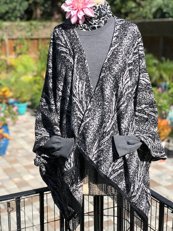 VINTAGE FRINGE CAPE/wool blend cape/black and whit