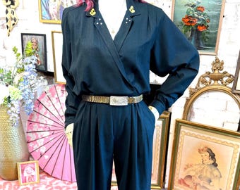 1990年代のキラキラジャンプスーツ マルーンとゴールドの刺繍入り