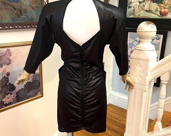 Vestido vintage de los 80 con espalda descubierta: aspecto de vinilo negro, espalda fruncida