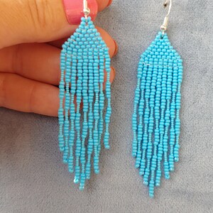 Autor der Perlen Ohrringe Abend Perlenohrringe Perlenarbeit Fransen Ohrringe Abstraktion Minimalismus blaue Spitze Perlen Ohrringe für die Hochzeit