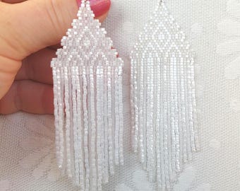 Pendientes únicos de cuentas blancas, pendientes de cuentas de semillas, pendientes con flecos de cuentas, pendientes minimalistas, pendientes de encaje con cuentas, regalo de boda para ella.