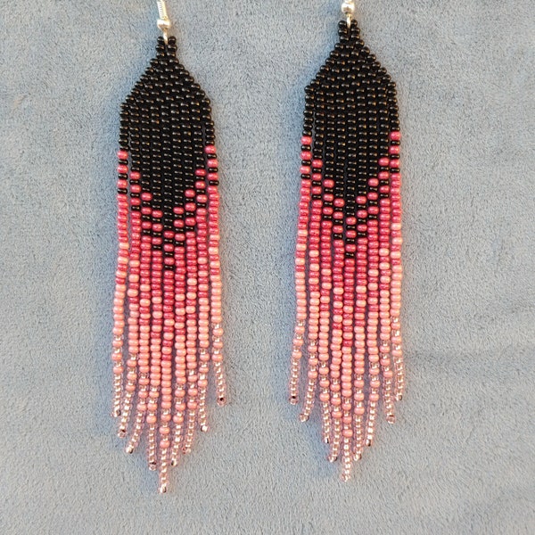 Boucles d’oreilles perlées Boucles d’oreilles longues Boucles d’oreilles natives dégradéEs boucles d’oreilles Seedbead lustre Lustre Boho boucle d’oreille Beadwork rose noir boucle d’oreille Fringe