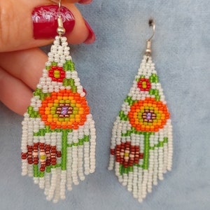 Unieke oorbellen met abstracte bloemenprint Kralen oorbellen Inheemse oorbellen Zaad kraal oorbellen kroonluchter Boho oorbellen Fringe oorbellen bloem