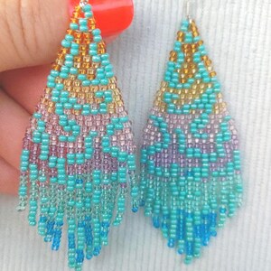 Авторские серьги из бисера Серьги-люстры из бисера Серьги-бахрома Абстракция Серьги-градиенты Розовые, синие, кружевные, яркие, крутые