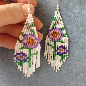 Unique earrings with abstract floral print Beaded earrings Native earrings Seed bead earrings chandelier Boho earrings Fringe earrings white