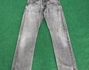 Talla 33x34.5. Pantalones vaqueros Levi's 501 vintage, de mezclilla negra desgastada, estilo años 90, con botones.