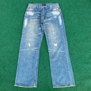 Könnte beinhalten: Hellblaue Jeans aus Denim mit Destroyed-Details und ausgebleichten Stellen. Die Jeans haben eine gerade Passform und einen Knopfverschluss.