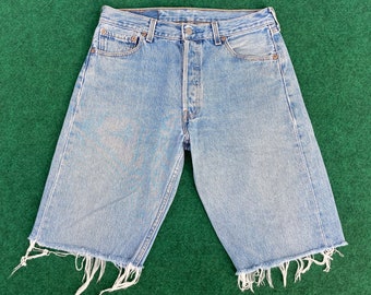 Pantalones cortos Levi's 501 vintage talla 29, estilo punk grunge desgastados y rotos.