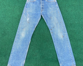 Calça jeans vintage Levi's 501, tamanho 30x31,5, rasgada e desgastada, lavagem clara, estilo anos 90.