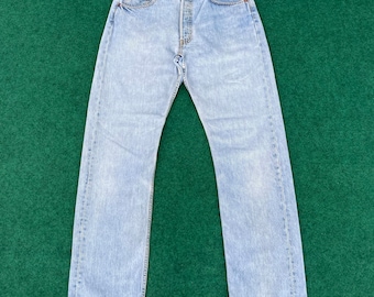 Jeans Levi's 501 vintage azul claro desteñidos, talla 32x32, estilo punk grunge.